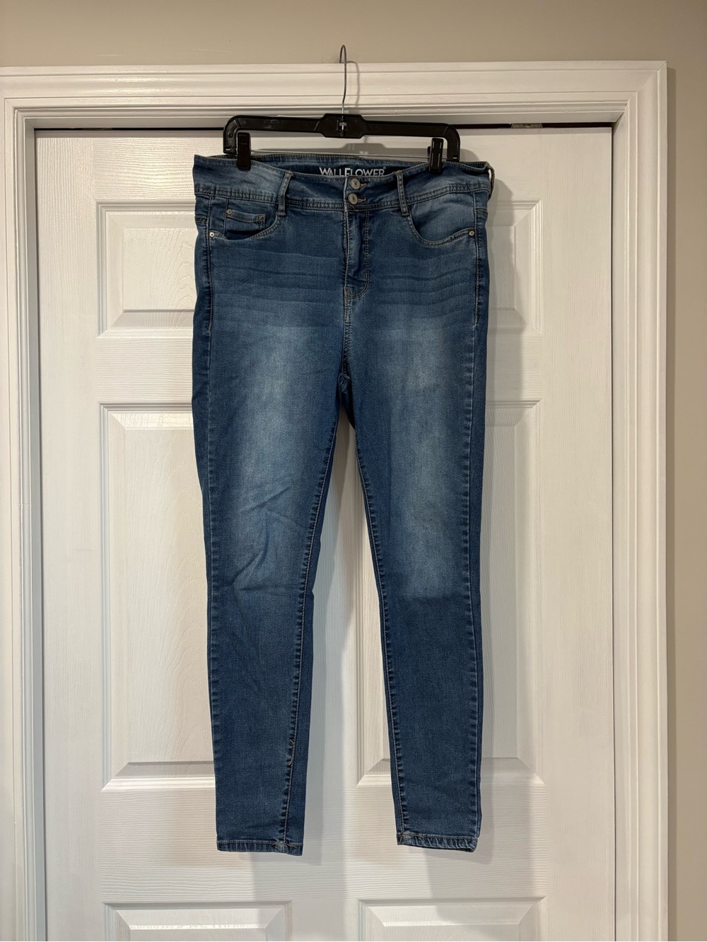 Wallflower Women's Faded Blue Skinny Jeans